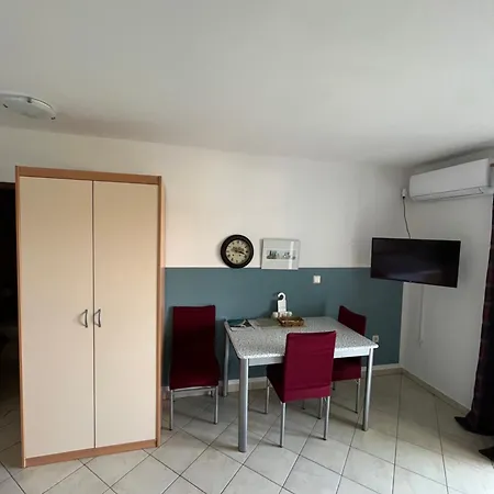 Edina Apartment